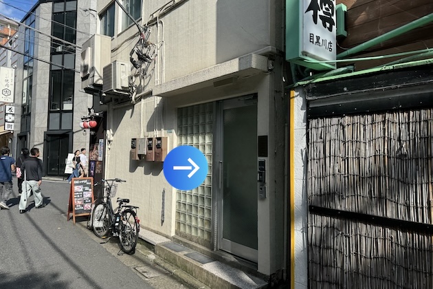 右手に現れる白いビルの3Fに中目黒店がございます